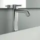Waschtischarmatur von Ideal Standard in glänzendem Chromfinish, ausgestattet mit einem schwungvollen Auslauf und zwei Bedienhebeln, montiert über einem Waschbecken.